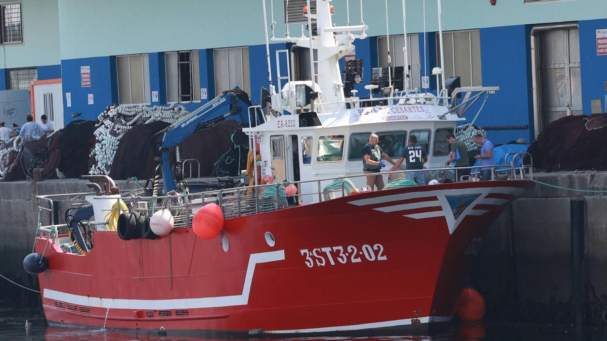 O mariñeiro do «Praia de Cesantes» enganchouse na maquinilla de proa: «Non entendo ou que puido pasar; é unha tristeza enorme»
