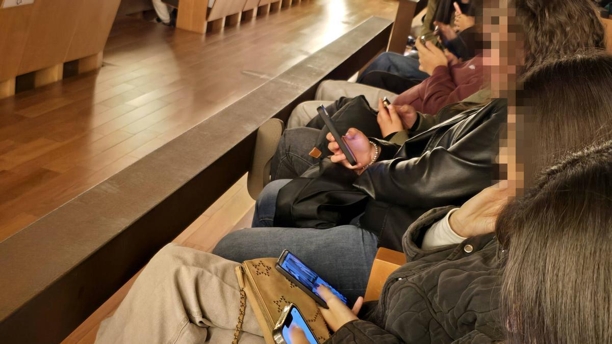 Ciberviolencia en parellas adolescentes galegas: desde control do móbil a ameazas e perfís falsos