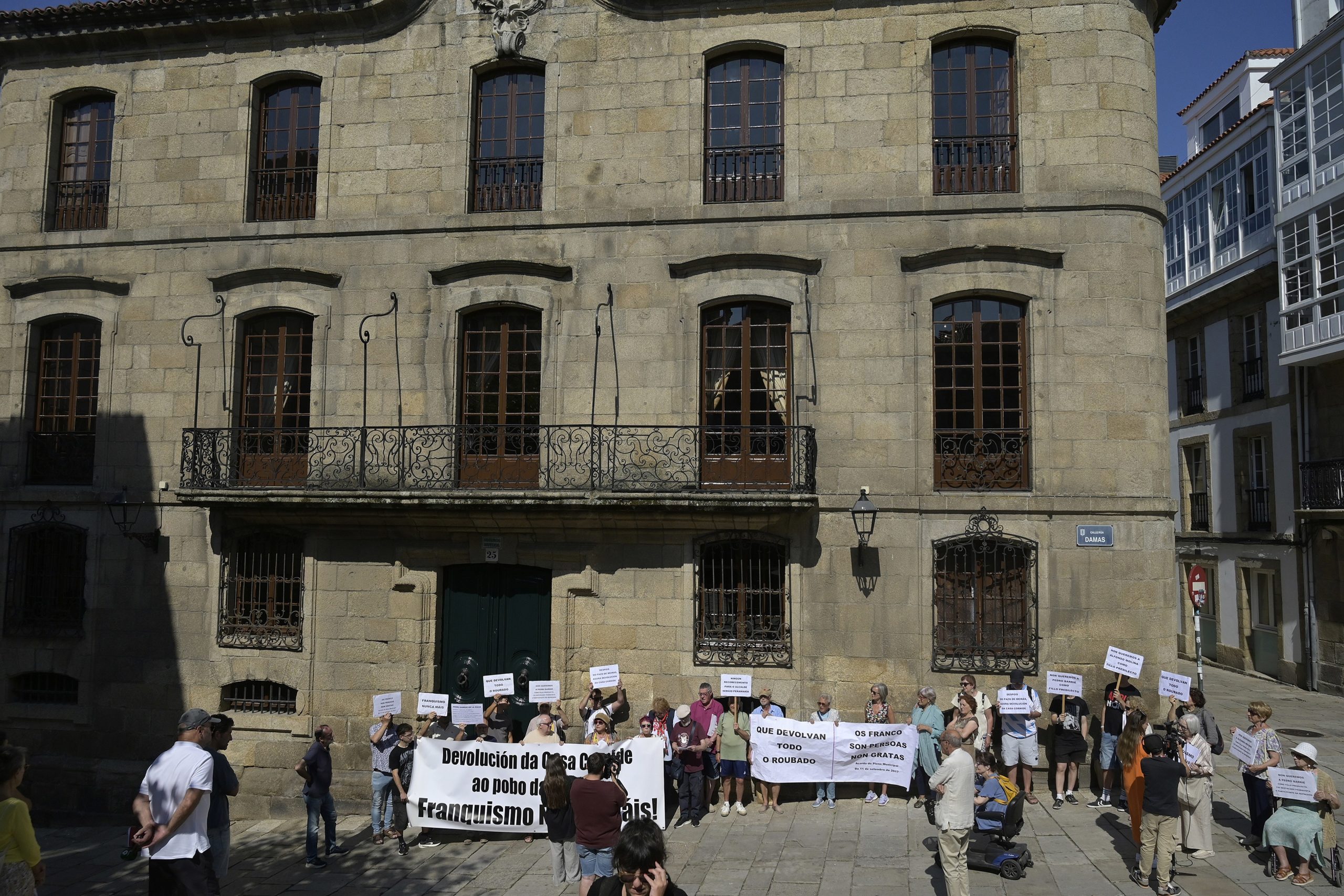 Defensa do Común defende a anulación da venda da Casa Cornide ao Franco e denuncia “pasividade” municipal